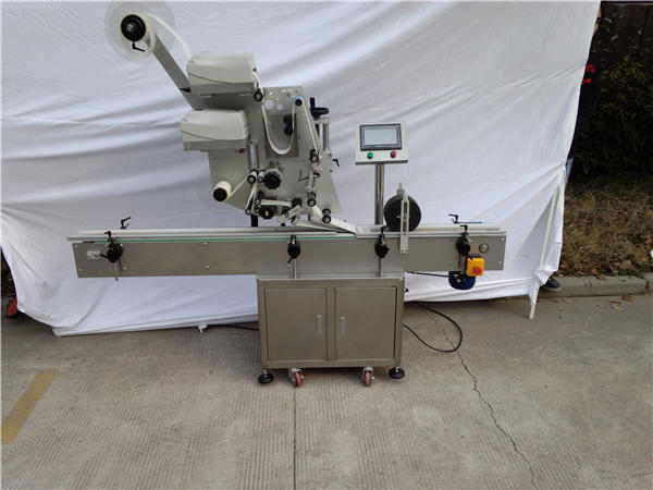 د فلیټ بوتل لپاره د اتوماتیک سټیکر الوتکې لیبل کولو ماشین 